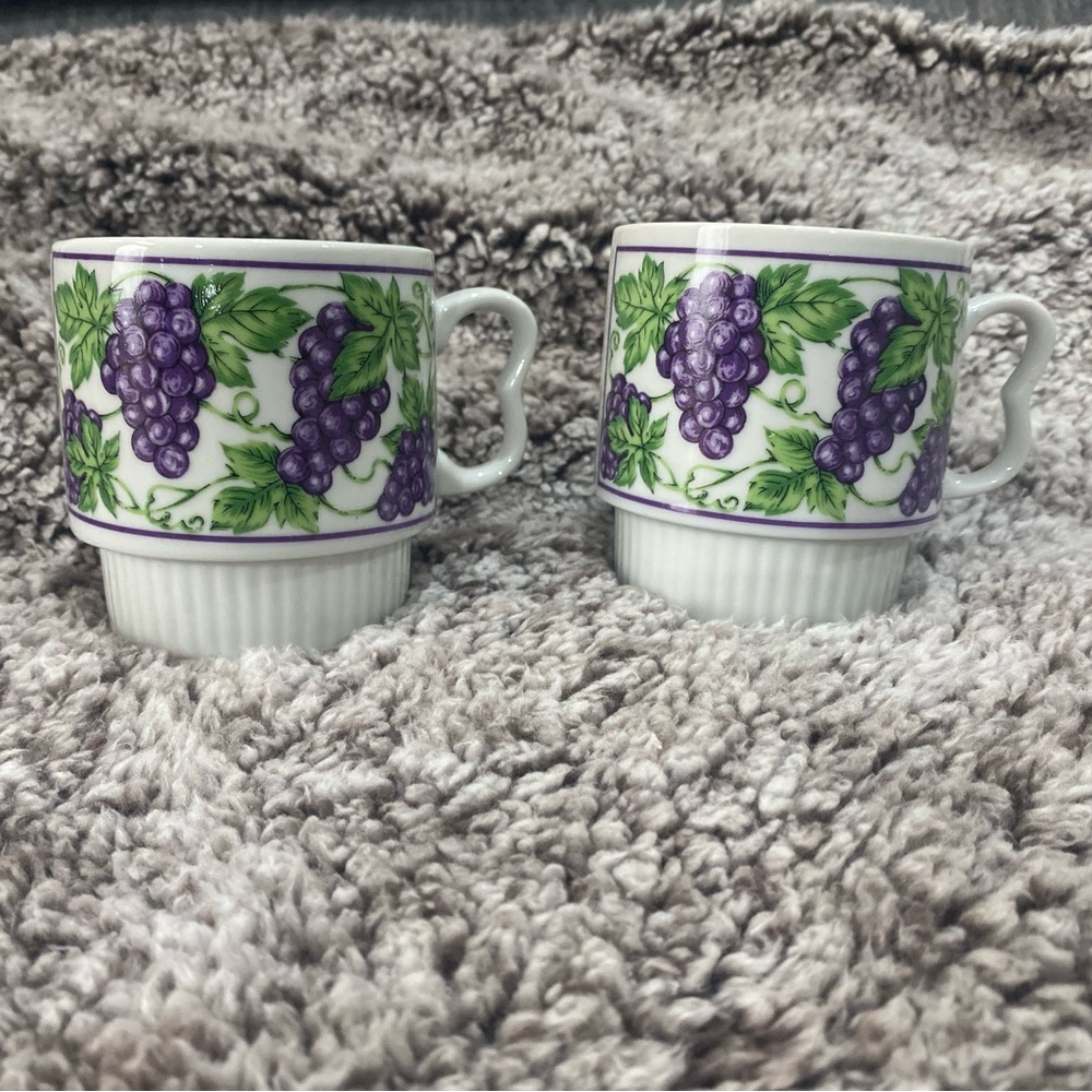 🦃 Set of 2 Concord Grape Vine Ceramic Mugs - Purple and Green from Japan